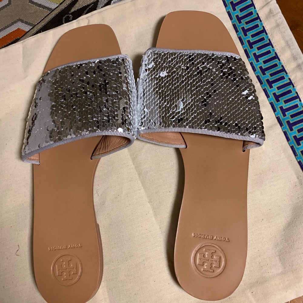 🎇NEW TORY BURCH✨METALLIC SILVER SEQUINED SANDALS✨